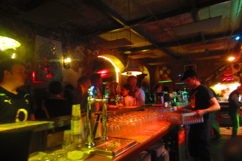 Pub, Budapest, Hungría, 2012