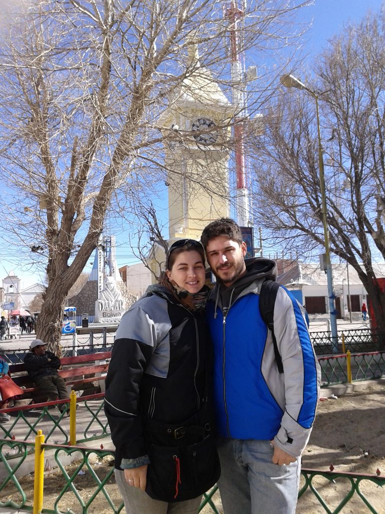 David y @rominitaviajera en Uyuni centro, Bolivia, 2014 | rominitaviajera.com