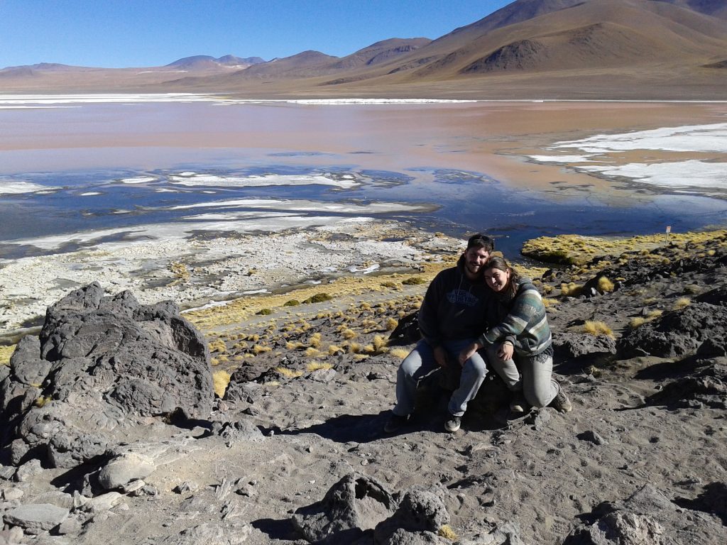 @rominitaviajera y David en La Laguna Colorada, Salar del Uyuni, Bolivia, 2014 | rominitaviajera.com