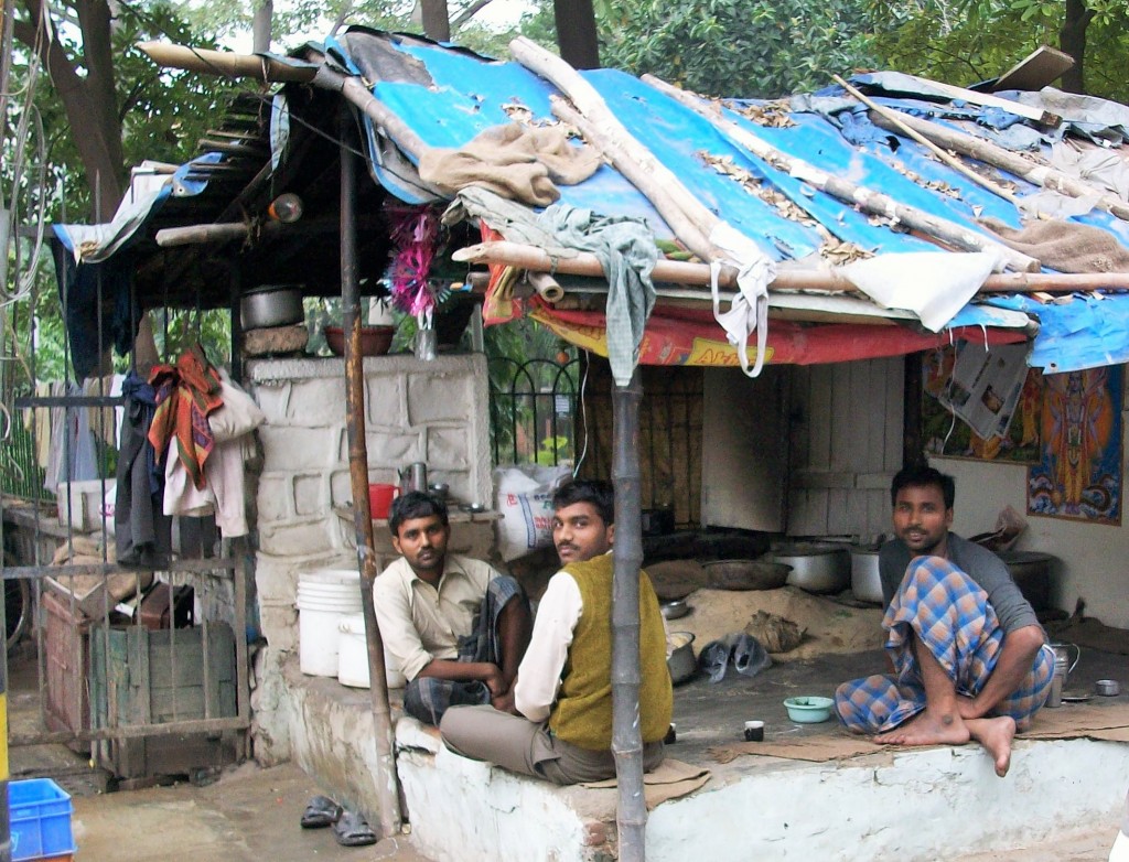 Hombres comiendo bajo un toldo, Delhi, India, 2014
