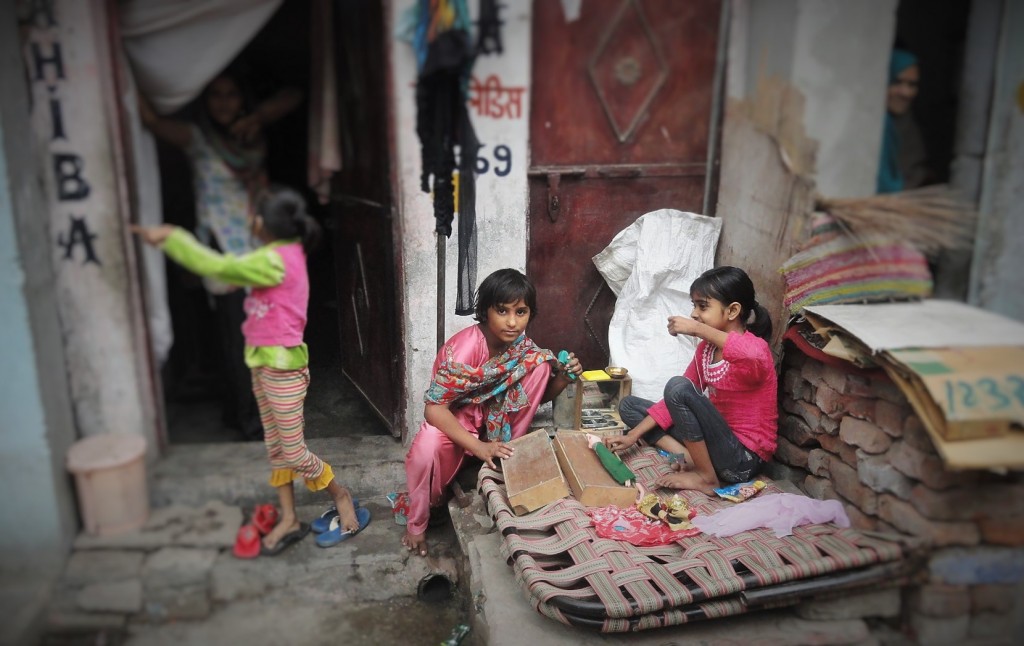 Niñas jugando en un barrio de Nueva Delhi, India, 2014