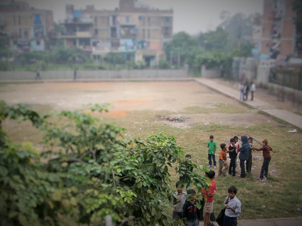 Niños jugando en un barrio de Nueva Delhi, India, 2014