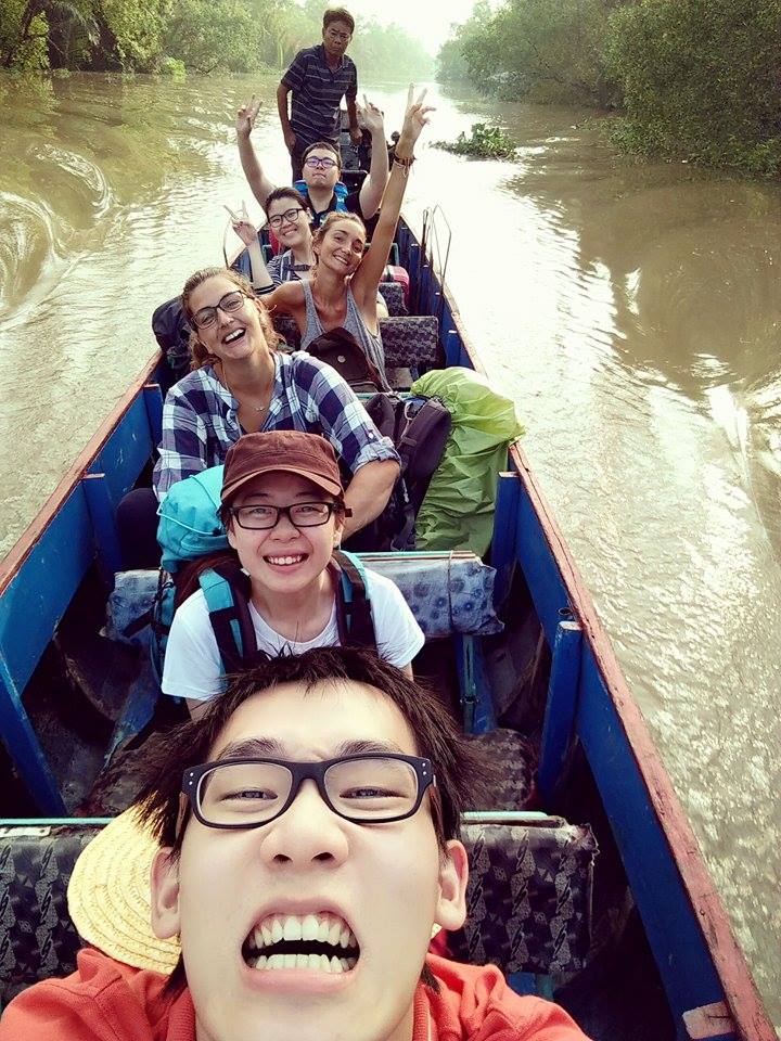 Si miran bien al fondo está el padre de la familia vietnamita, el señor de la barca, Delta del Mekong, Vietnam, 2015
