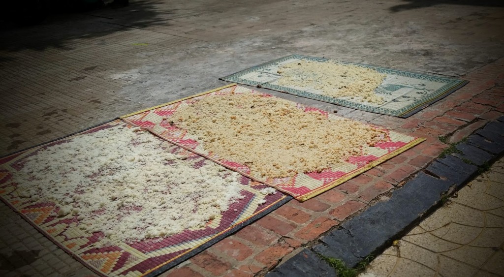 Arroz sobre alfombras como ofrenda a los antepasados, Pchum Ben's day, Phnom Penh, Camboya, Octubre 2015