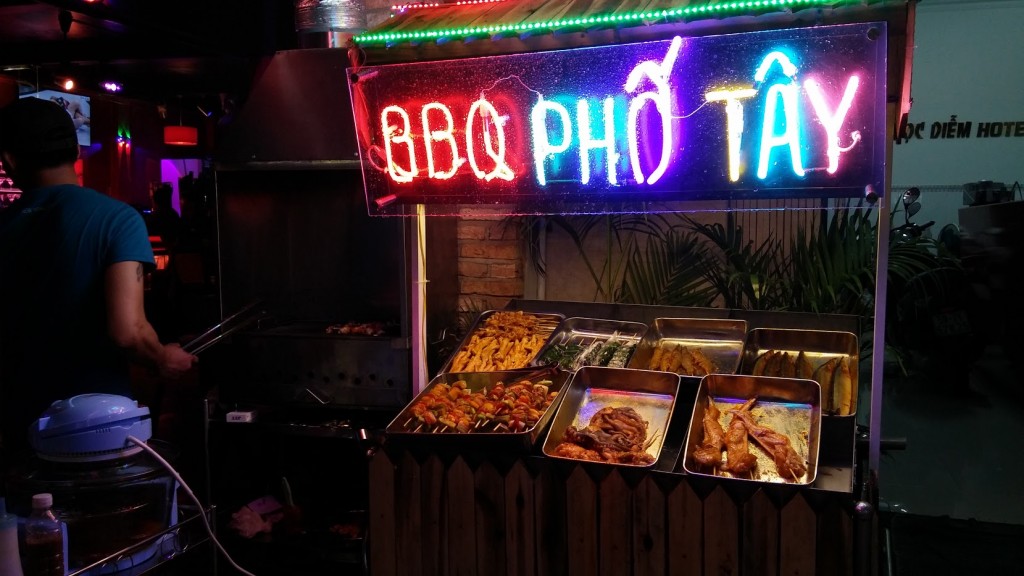 BBQ Puesto de comida callejero, Calle Bui Vien, Ho Chi Minh, Vietnam, viaje 2015