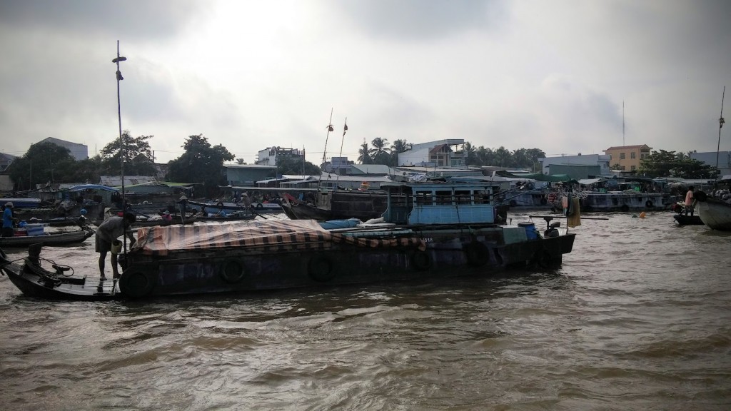 Barco mediano donde puede vivir una familia, Mercado de Cai Rang, Mekong River, Vietnam, 2015