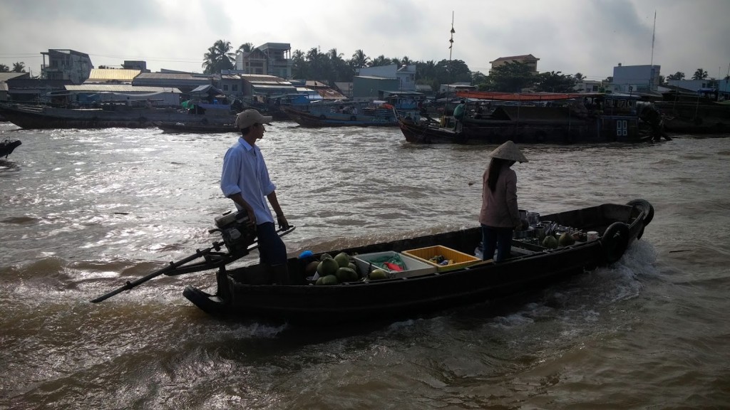 Barco pequeño en el mercado de Cai Rong, Mekong River, Vietnam, 2015