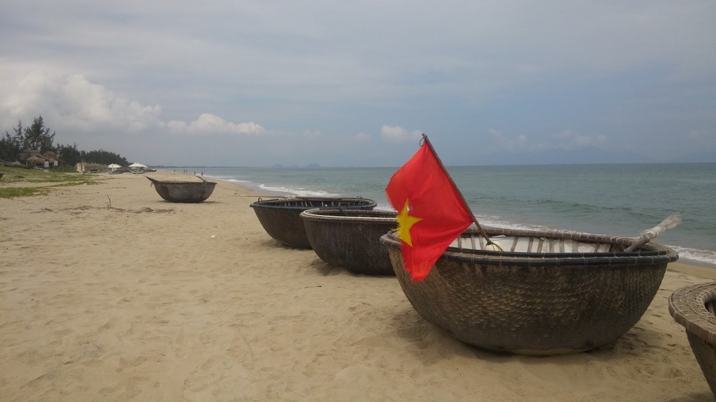 Barquitas caracol en la playa, Hoi An, Vietnam, 2015