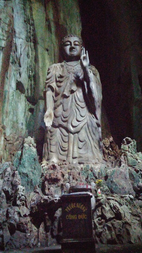 Buda en el interior de la montaña, Danang, Vietnam, 2015