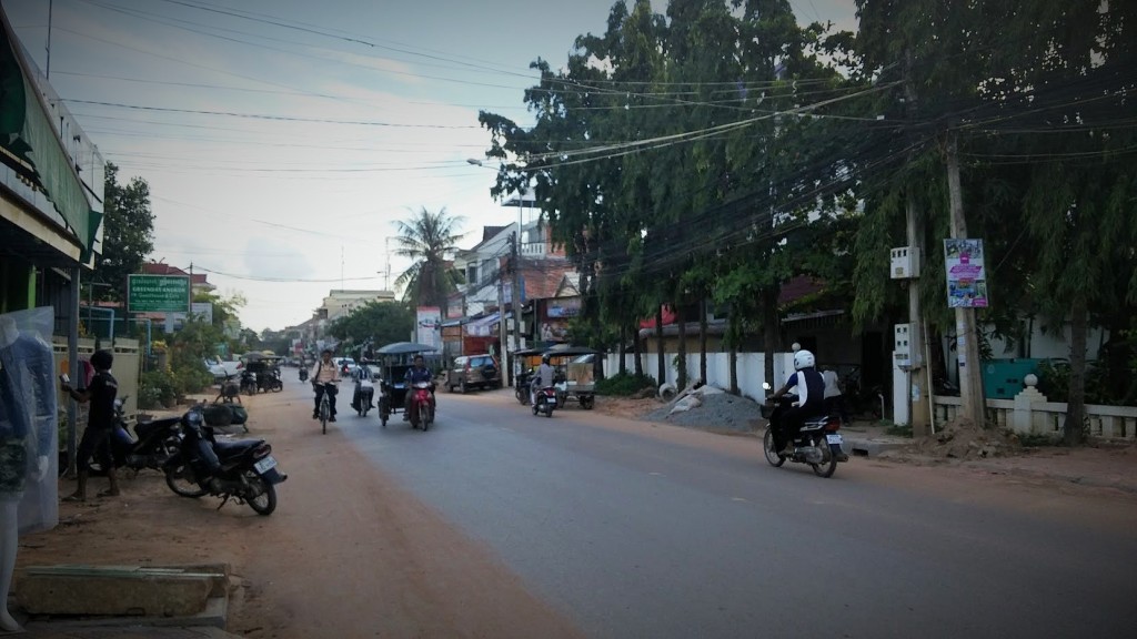 Calle asfaltada, Siem Reap, Camboya, Octubre 2015