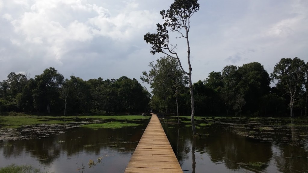Camino de madera sobre el río hacia el Templo Neak Pen