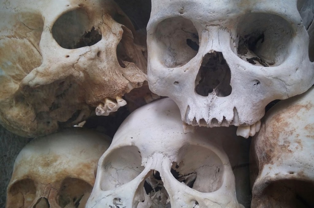 Cráneos adultos en The Killing Fields, Choeung Ek, Phnom Penh, Camboya, Octubre 2015