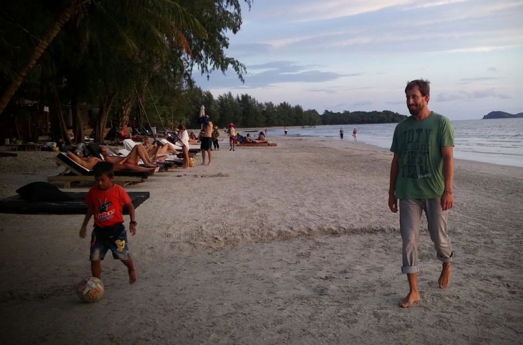 Jugando al fútbol con camboyanos y viajeros, Odres Beach, Camboya, Octubre 2015