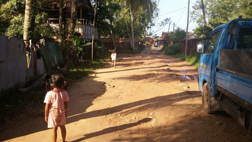 Niñas camboyanas, camino Odres Beach, Camboya, Octubre 2015
