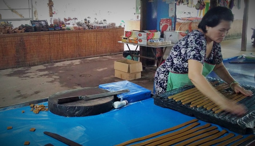 Producción de caramelos de coco, Coconut Island, Mekong River, Vietnam, 2015