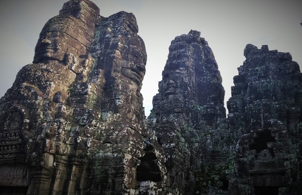 Torres y rostros de Bayon en Angkor, Camboya, Octubre 2015