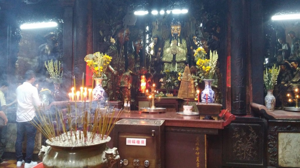 Vietnamitas con ofrendas, Pagoda del Emperador de Jade, Ho Chi Minh, Vietnam, viaje 2015