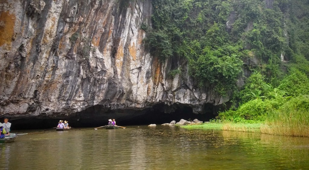Atravesando una cueva, Tam Coc, Ninh vinh, Vietnam, 2015