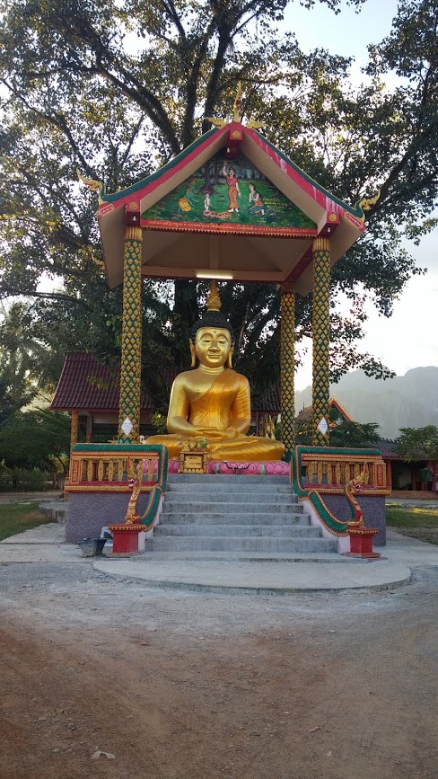 Buda dorado en un templo, Vang Vieng, Laos, 2015