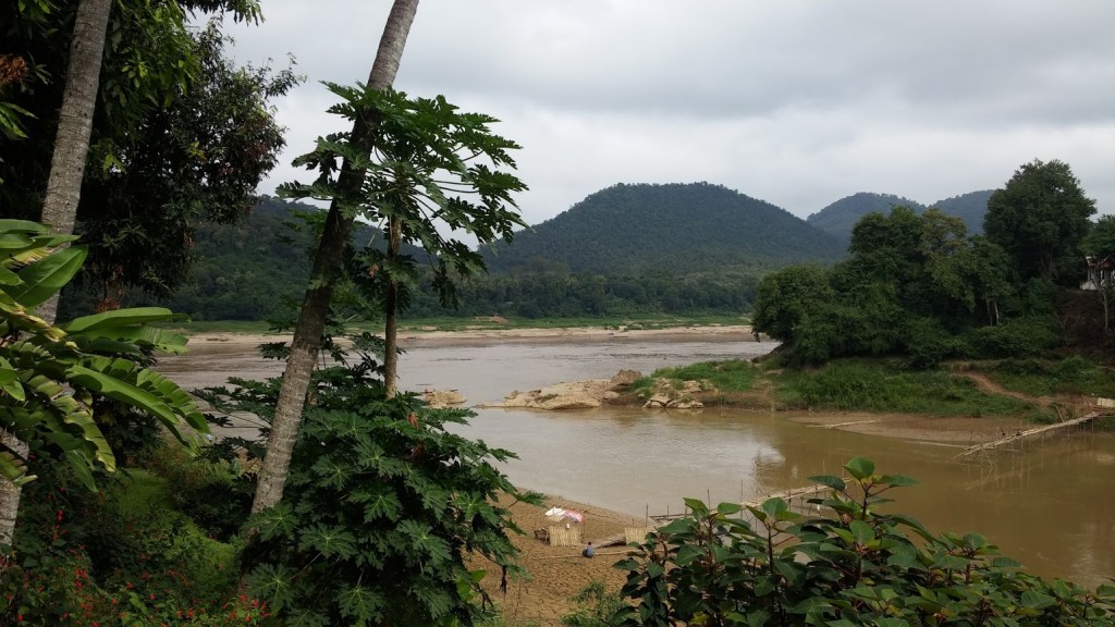 Ladera del río donde construyen el puente de bambú, Luang Prabang, Laos, 2015
