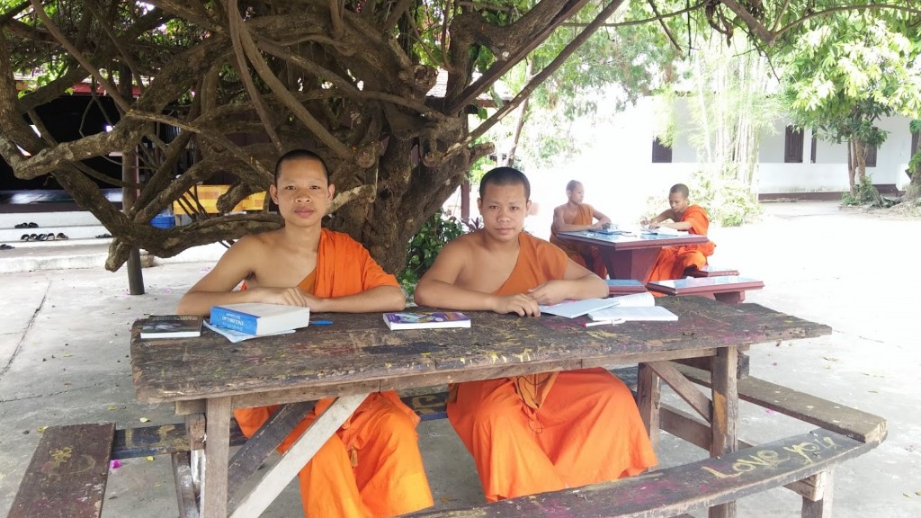 Monjes budistas del Templo Vat Son Sickharam, Luang Prabang, Laos, 2015