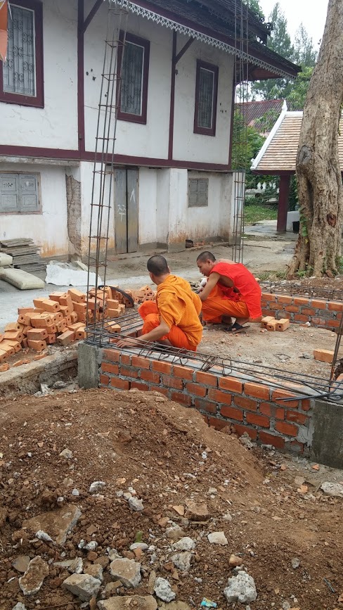 Monjes budistas trabajando, Luang Prabang, Laos, 2015