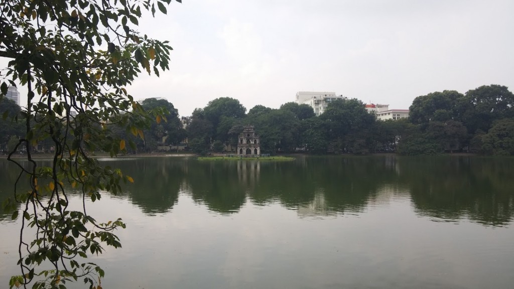 Pagoda en medio del lago Hoan Kiem, Hanoi, Vietnam, 2015