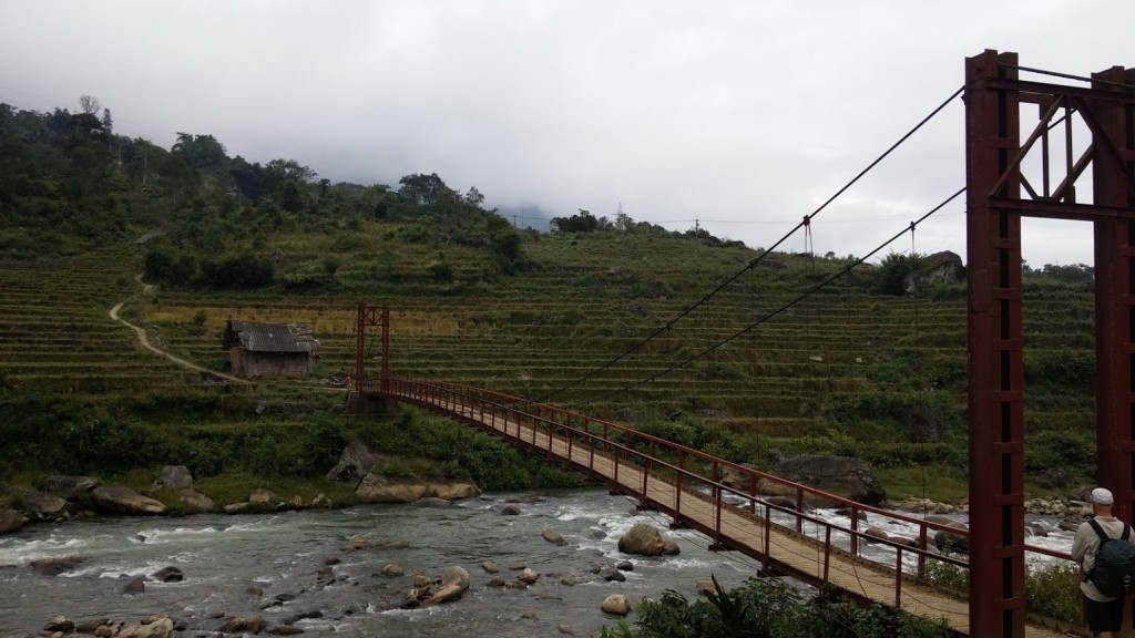 Puente que cruza el río en los alrededores de Sapa, Vietnam, 2015