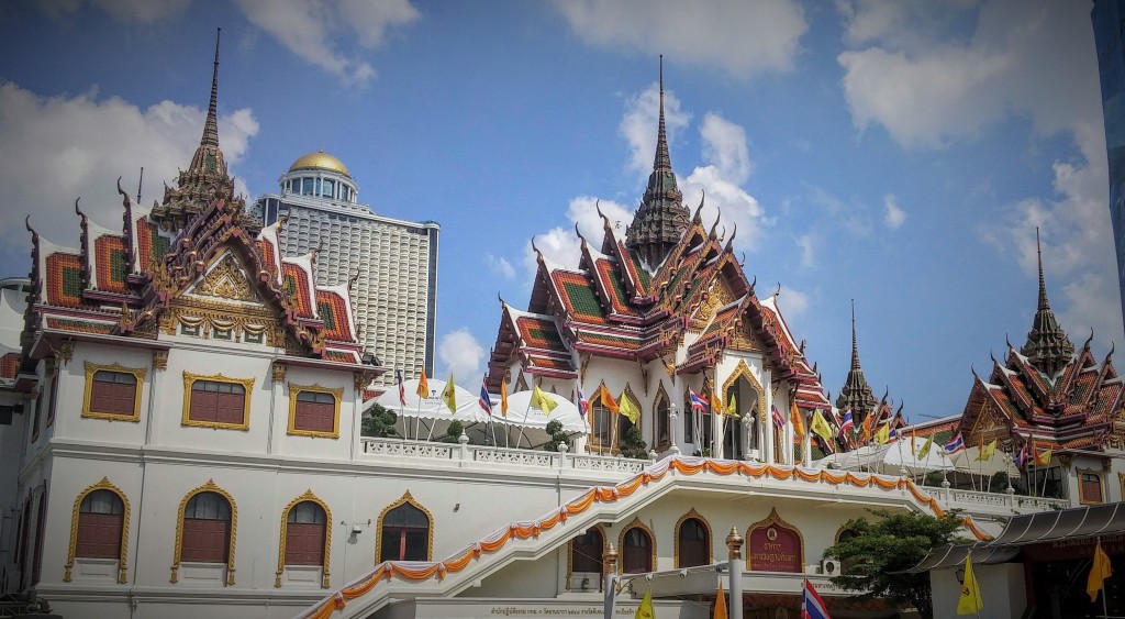 Templo de Bangkok cerca del río Chao Phraya, Bangkok, Tailandia, 2015