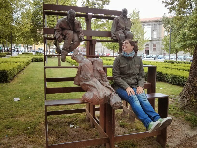 @rominitaviajera riendo en una plaza de Oporto, Portugal, 2014