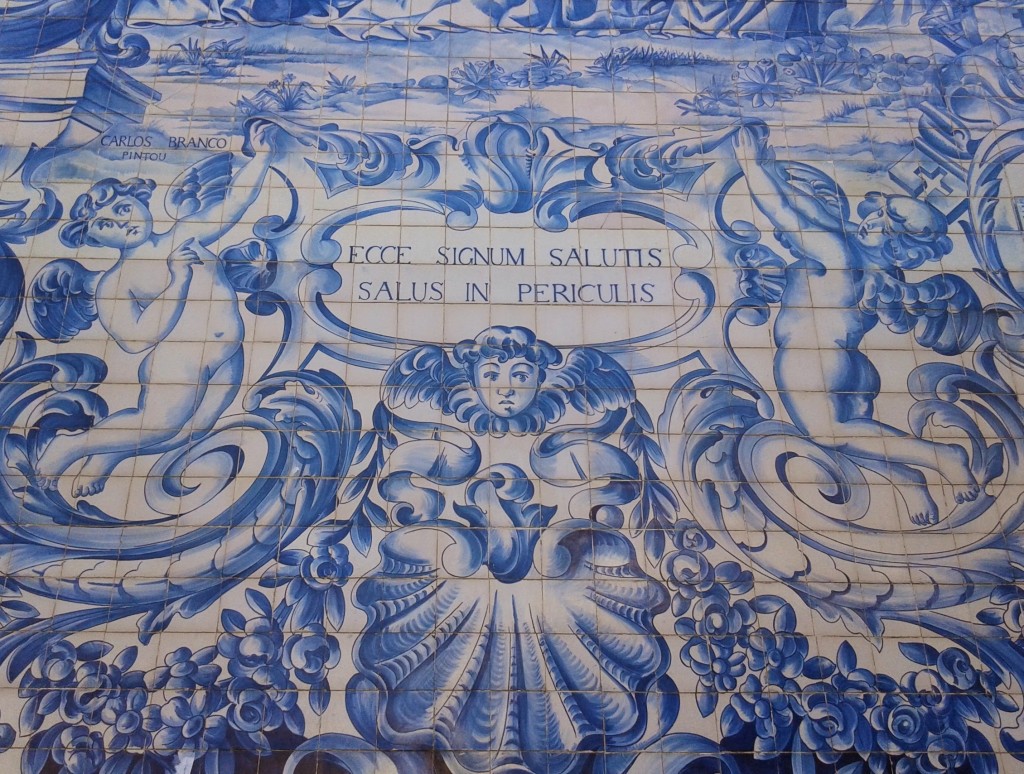 Azulejos azules de un edificio histórico, Oporto, Portugal, 2014