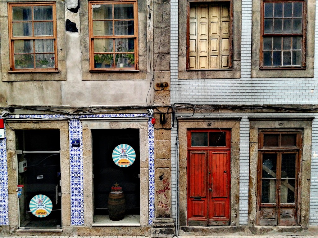 Calle de atrás del Hostal, Oporto, Portugal, 2014