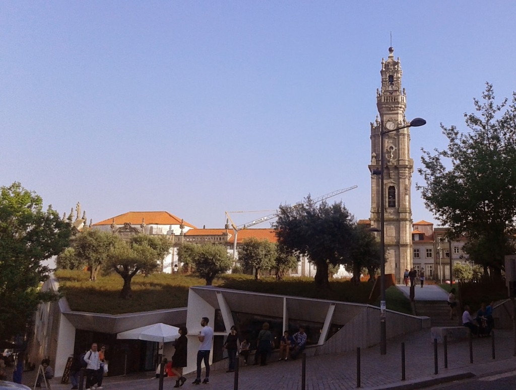 Plaza Lisboa con sus árboles en el techo y la Torre de los Clérigos detrás, Oporto, Portugal, 2014