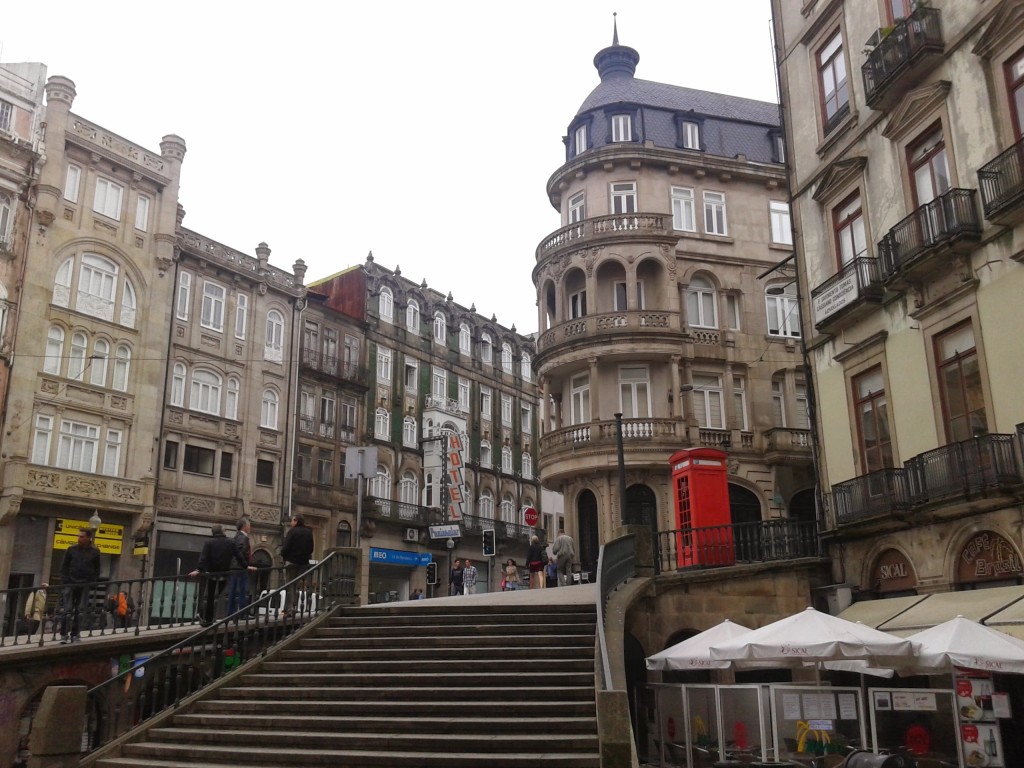 Una calle del centro de la ciudad, Oporto, Portugal, 2014