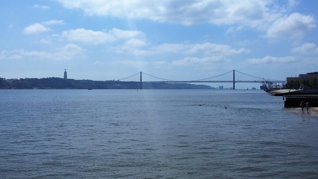 Vistas del Puente 25 de Abril de día, Lisboa, Portugal, 2015