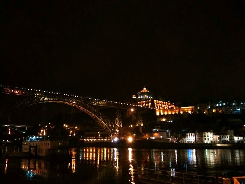Vistas del río Douro por la noche, Oporto, Portugal, 2014