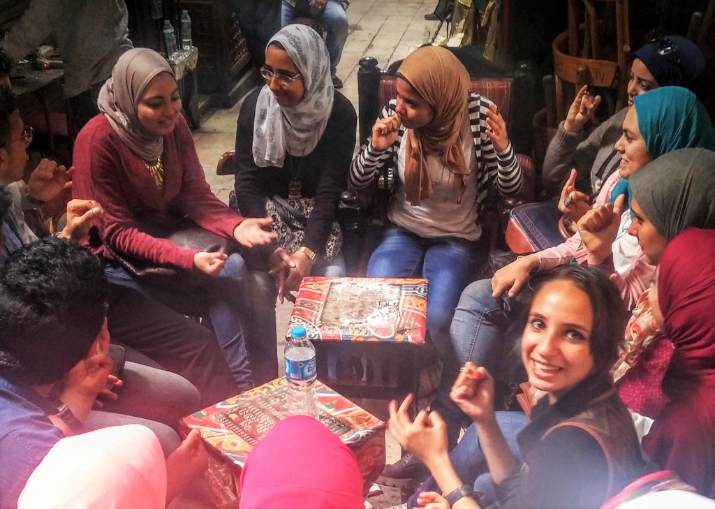 Adolescentes sonriendo en una tetería del Bazar Khan el Kalili, El Cairo, Egipto, marzo 2016 | viajarcaminando.org