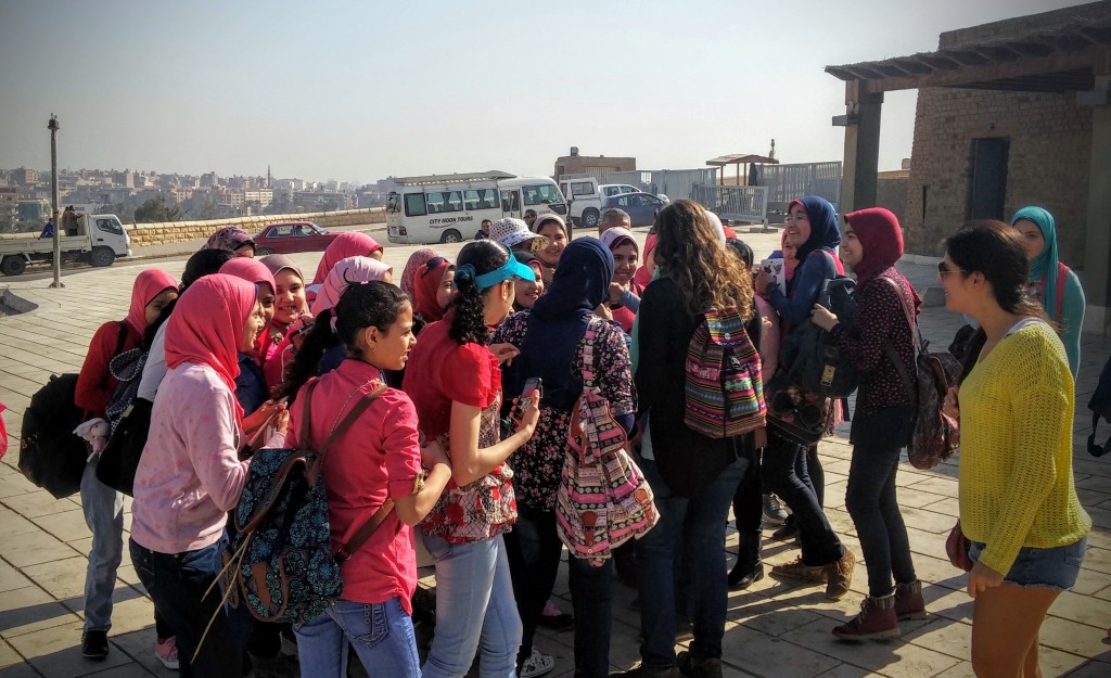 es seguro viajar a Egipto | @rominitaviajera charlando con niñas egipcias, Giza, El Cairo, Egipto, marzo 2016
