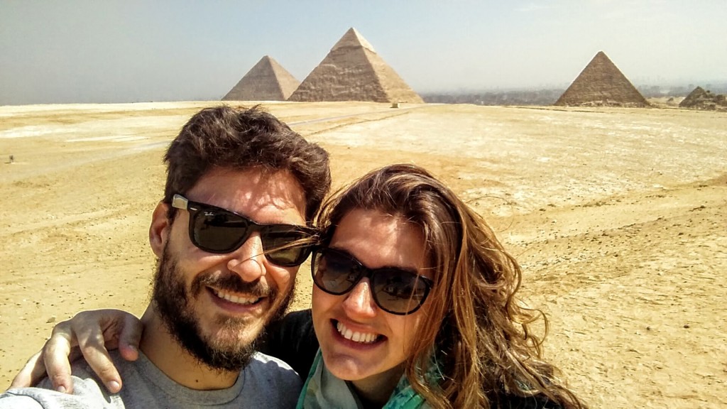 @rominitaviajera y su marido en Vista Panorámica de las Pirámides de Giza, El Cairo, Egipto, marzo 2016 | rominitaviajera.com