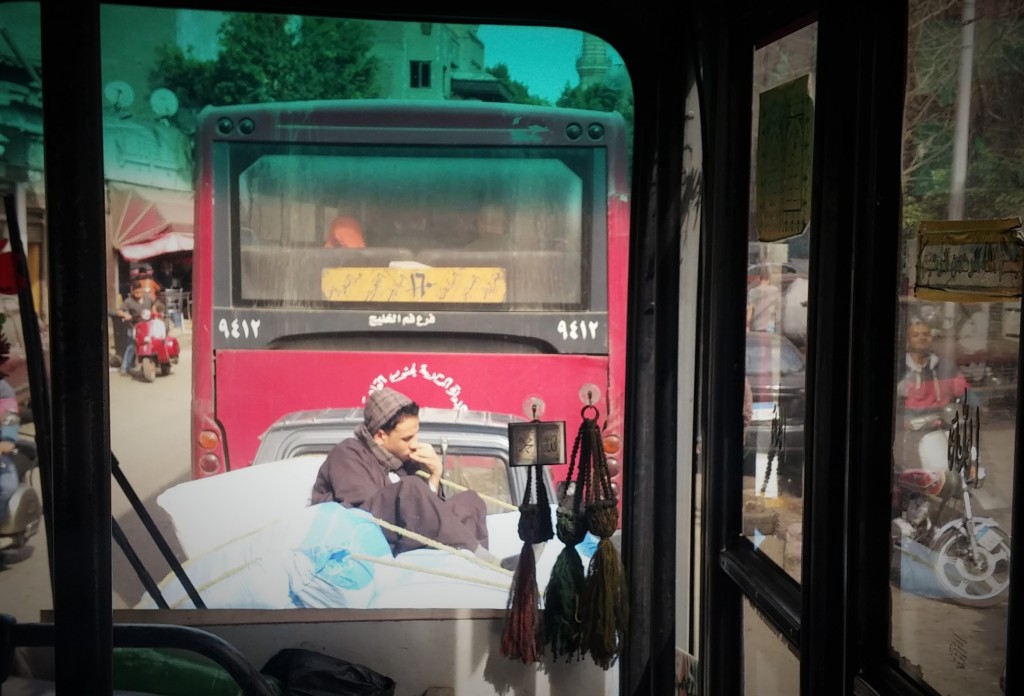 Viajando en bus por el Cairo, Egipto, marzo 2016