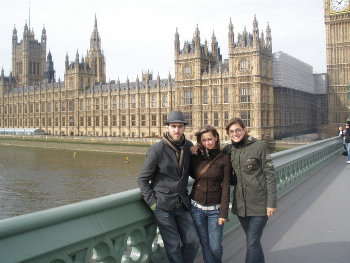 @rominitaviajera y sus hermanos delante del Parlamento y el Big Ben, Londres, Inglaterra | viajarcaminando.org