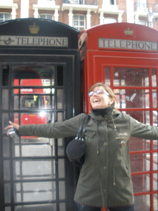 @rominitaviajera maravillada frente a los teléfonos rojos y negros, Londres, Inglaterra, abril 2010 | viajarcaminando.org