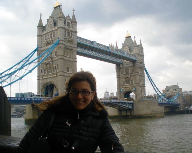 @rominitaviajera delante del Tower Bridge, Londres, Inglaterra, abril 2010 | viajarcaminando.org