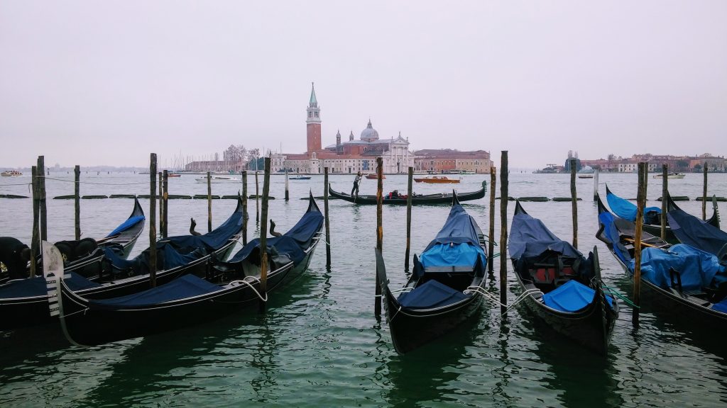 Góndolas atracadas en el Gran Canal, Venecia, Italia, 2016 | rominitaviajera.com