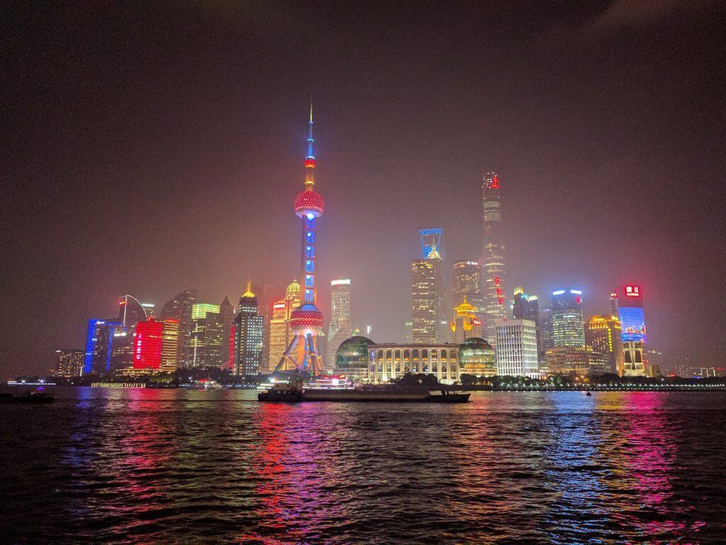 Rascacielos de Pudong, vistos desde el Bund, Shanghái, China, 2017