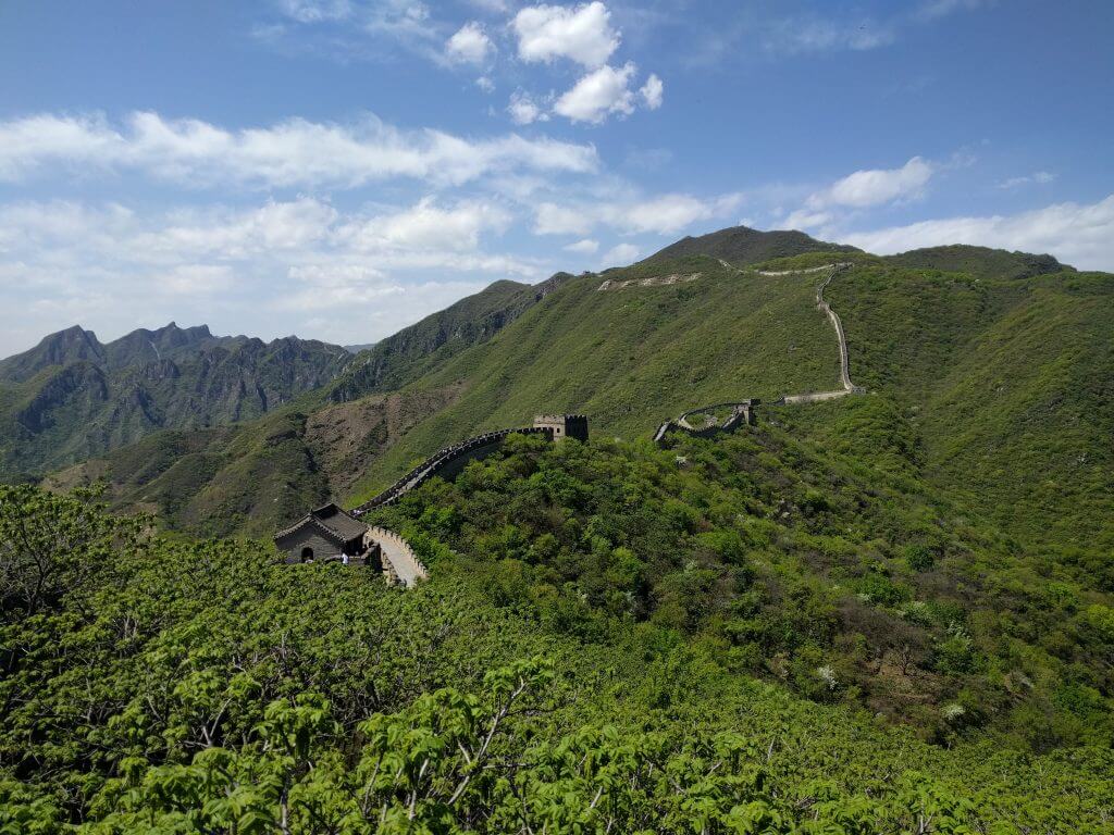 Vistas del entorno de la Gran Muralla China de Mitianyu desde la Torre 14 a la 20, China, 2017