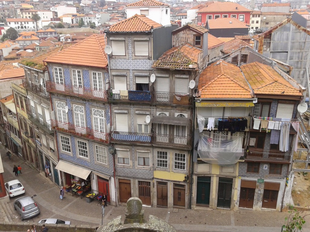 Barrio detrás de la Iglesia San Francisco, Oporto, Portugal, 2014